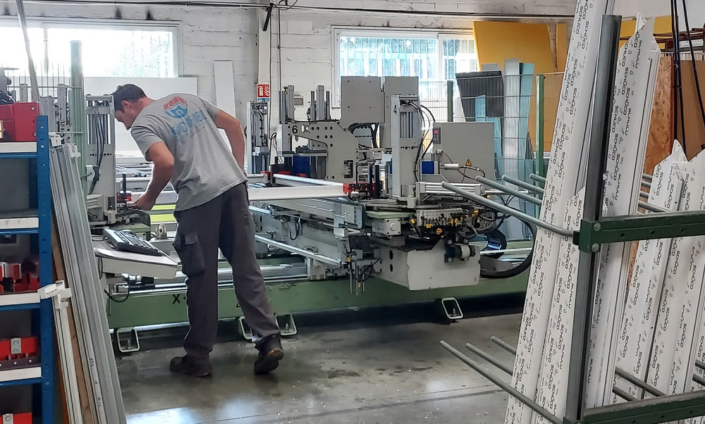 Atelier de fabrication de menuiseries PVC dans les Landes