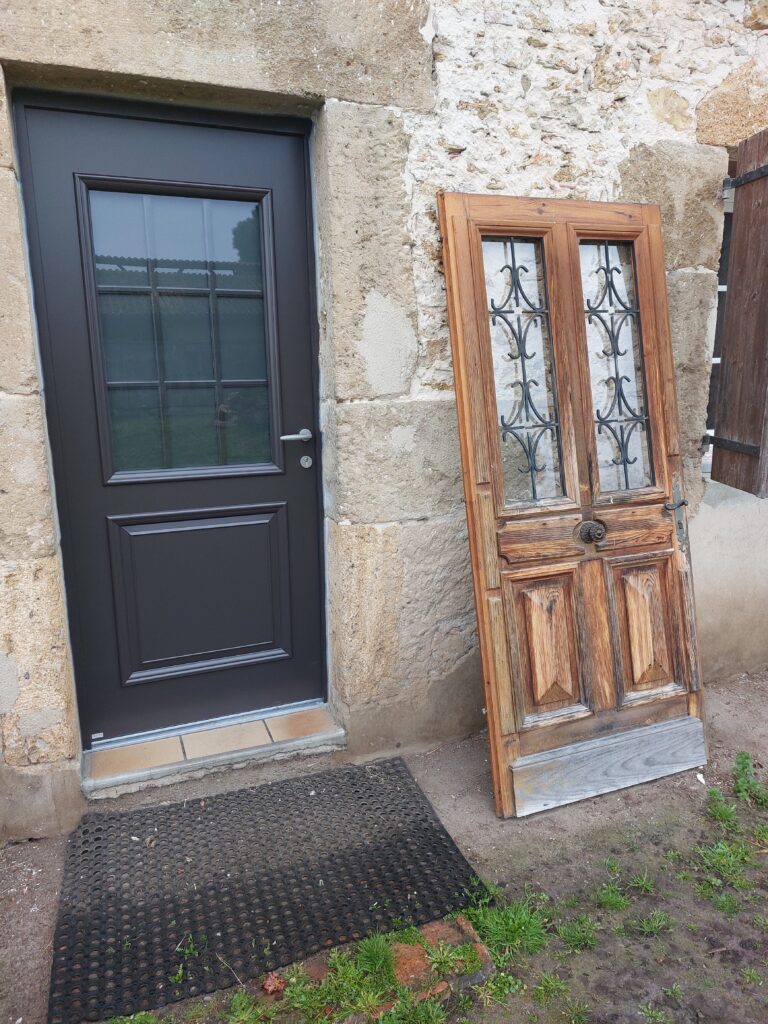 Porte d'entrée en alu gris semi anthracite semi vitrée près de Anglet (64)