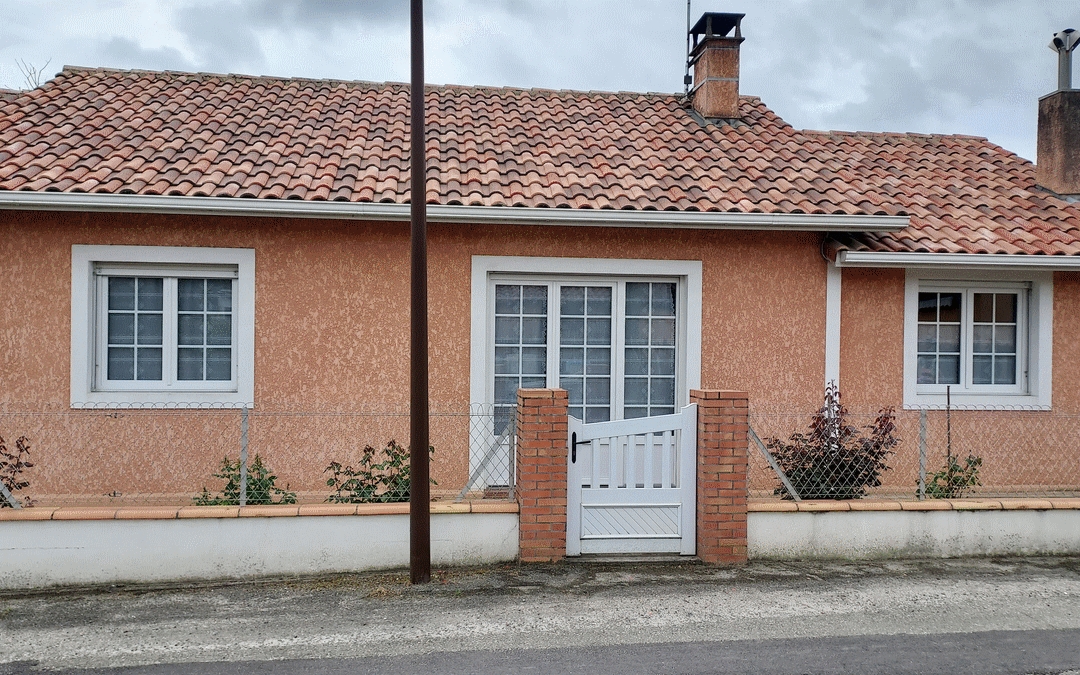 Rénovation d'une maison par des fenêtres et porte-fenêtres SOFED en PVC blanc SCHUCO avec croisillons.