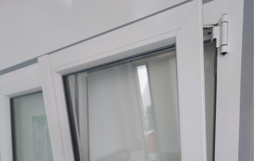 Fenetre oscillo battante en PVC blanc