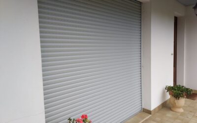 Pose d’une fenêtre avec volet roulant en rénovation à Capbreton