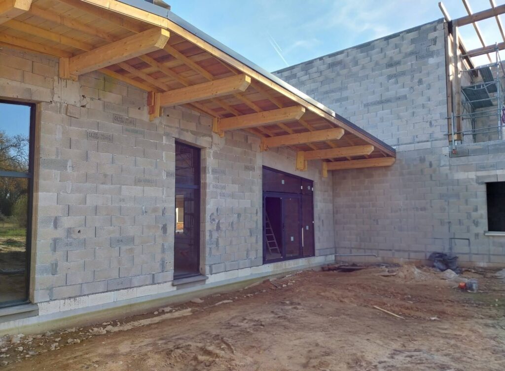 EPHAD de Sabres en cours de construction avec structure en parpaings et débord de toiture en bois apparent