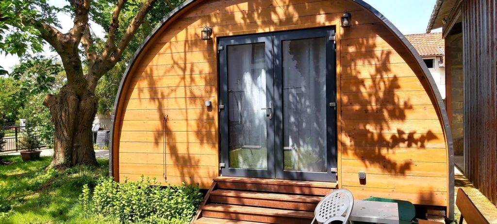 Installation d’une porte d’entrée aluminium anthracite sur maison ossature bois dans les Landes, vue de face, avec finition moderne et excellente isolation thermique.