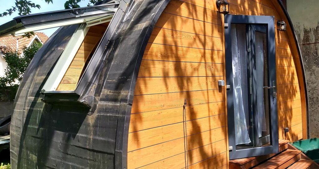 Installation d’une porte d’entrée aluminium anthracite sur maison ossature bois près de Dax, vue latérale, avec design contemporain, sécurité renforcée et isolation performante.